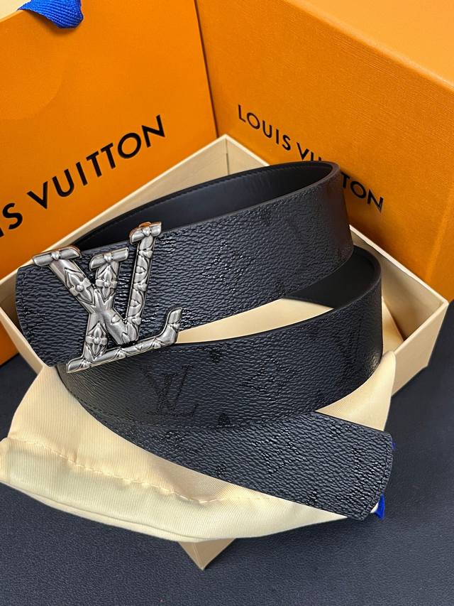 New seasonal style: Two-way belt. Reversible design: one side is a matte grey fl