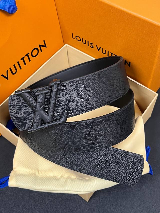 New seasonal style: Two-way belt. Reversible design: one side is a matte grey fl