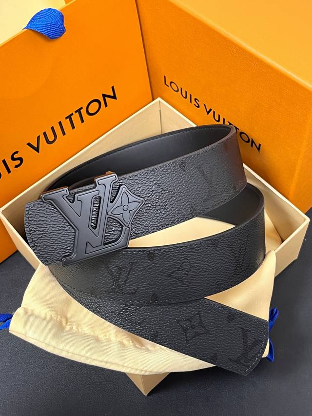 New Seasonal Style: Two-way belt with a double-sided design. One side features a