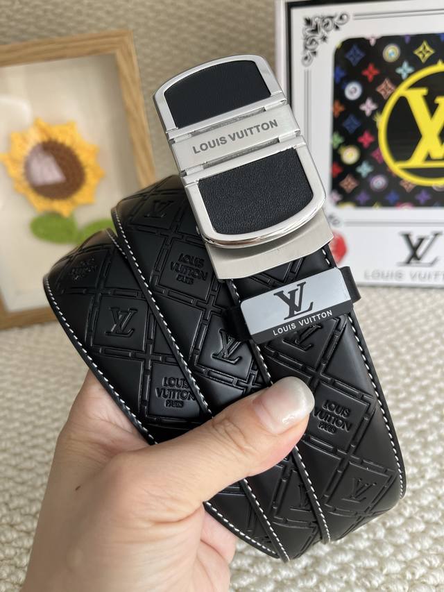 品名：Lv 原单腰带自动带皮带 材质：原单牛皮腰带 百分百头层牛皮腰带保证真皮，24K纯钢扣，专柜原单品质、做工精细，时尚大牌，送人自用首选包装： 请认准如图专