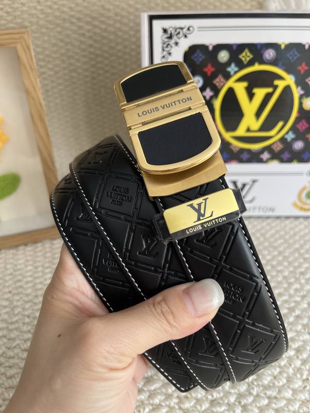 品名：Lv 原单腰带自动带皮带 材质：原单牛皮腰带 百分百头层牛皮腰带保证真皮，24K纯钢扣，专柜原单品质、做工精细，时尚大牌，送人自用首选包装： 请认准如图专