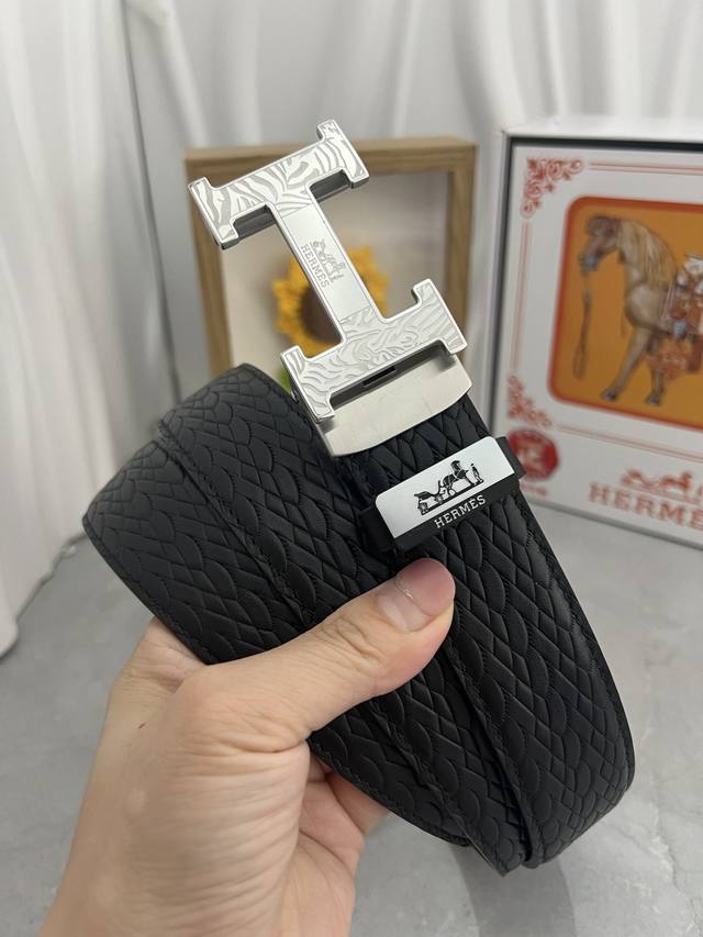 品名：爱马仕.Hermès 自动带 材质：原单牛皮腰带 百分百头层牛皮腰带保证真皮，24K纯钢扣，专柜原单品质、做工精细，时尚大牌，送人自用首选包装： 请认准如
