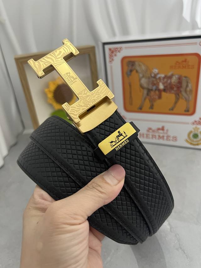 品名：爱马仕.Hermès 自动带 材质：原单牛皮腰带 百分百头层牛皮腰带保证真皮，24K纯钢扣，专柜原单品质、做工精细，时尚大牌，送人自用首选包装： 请认准如