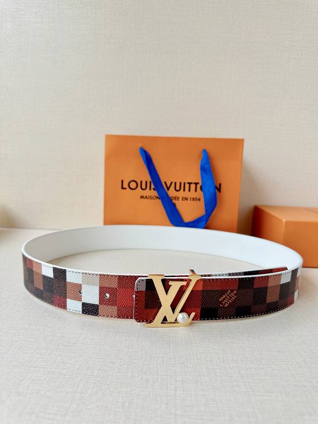 4.0 wide leather belt, featuring a classic LV logo buckle inlaid with pearls, a