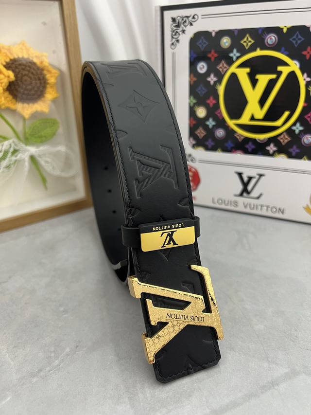 品名：Lv..路易..威登原单 材质：原单牛皮腰带 百分百头层牛皮腰带保证真皮，24K纯钢扣，专柜原单品质、做工精细，时尚大牌，送人自用首选包装： 请认准如图专