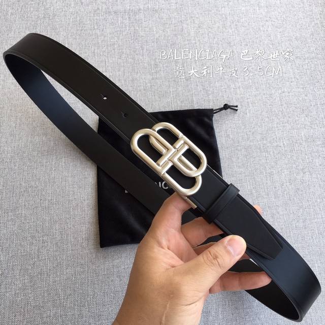 Comes with full packaging and gift box. A popular Balenciaga item sold in boutiq