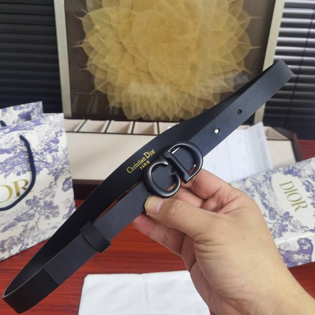 迪奥 Dior Cd 皮带 腰带t时尚万能百搭单品:又欲又a 可做皮带又可以当腰带 牛仔裤连衣裙西装大衣都可以搭配 深得我心 是它没错了材质:Cd扣纯铜五金 皮 迪奥 Dior Cd 皮带 腰带t时尚万能百搭单品:又欲又a 可做皮带又可以当腰带 牛仔裤连衣裙西装大衣都可以搭配 深得我心 是它没错了材质:Cd扣纯铜五金 皮