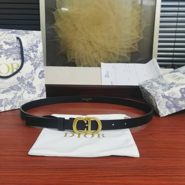 迪奥 Dior Cd 皮带 腰带t时尚万能百搭单品:又欲又a 可做皮带又可以当腰带 牛仔裤连衣裙西装大衣都可以搭配 深得我心 是它没错了材质:Cd扣纯铜五金 皮 迪奥 Dior Cd 皮带 腰带t时尚万能百搭单品:又欲又a 可做皮带又可以当腰带 牛仔裤连衣裙西装大衣都可以搭配 深得我心 是它没错了材质:Cd扣纯铜五金 皮