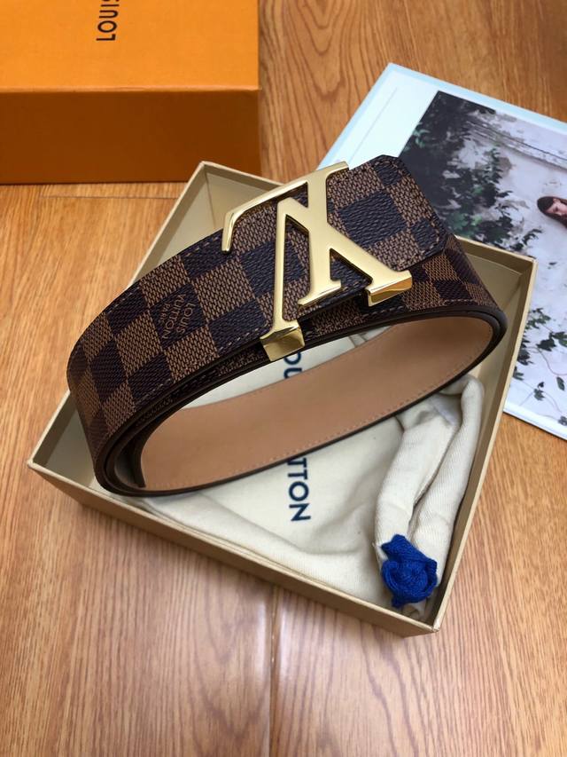 配送专柜全套礼盒包装。 Lv：原单面料,內衬头层牛皮磨砂底，搭配原单扣.带扣和牛仔装相得益彰，彰显一派休闲气息.专柜宽度4.0