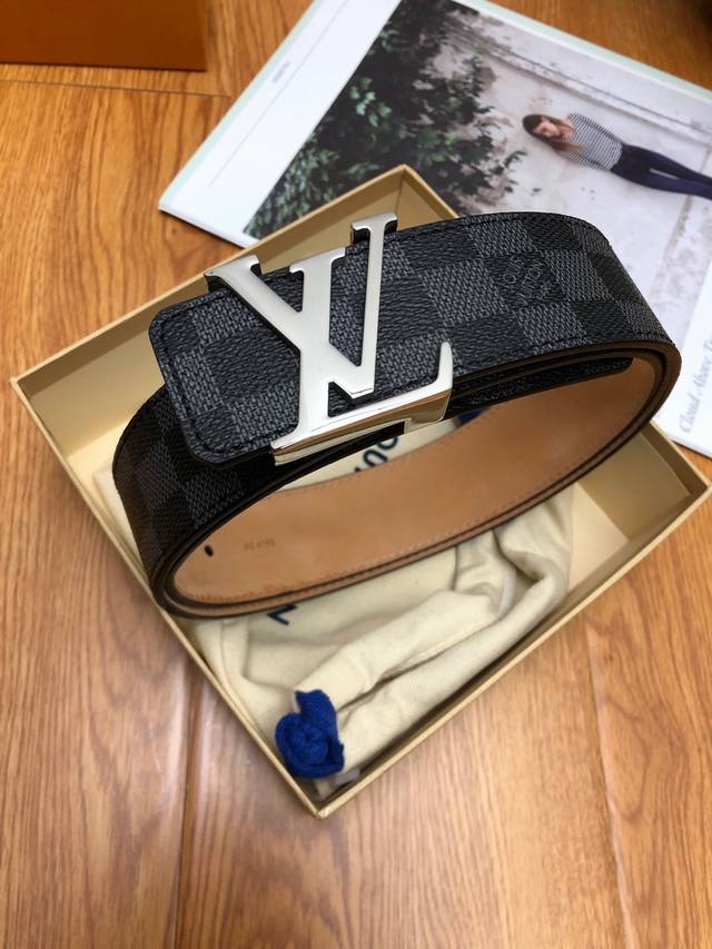 配送专柜全套礼盒包装。 Lv：原单面料,內衬头层牛皮磨砂底，搭配原单扣.带扣和牛仔装相得益彰，彰显一派休闲气息.专柜宽度4.0