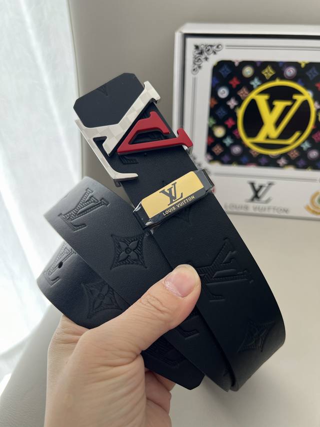 品名：Lv..路易..威登原单 材质：原单牛皮腰带 百分百头层牛皮腰带保证真皮钢扣，专柜原单品质、做工精细，时尚大牌，送人自用首选包装： 请认准如图专柜包装赠送