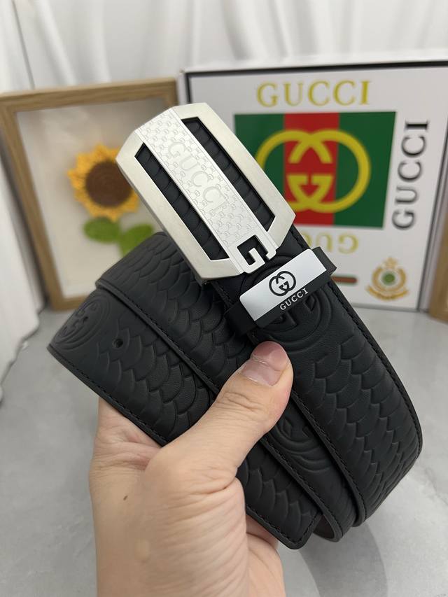 品名：古奇.Gu...Ci 原单 材质：原单牛皮腰带 专柜原单品质、做工精细，时尚大牌，送人自用首选包装： 请认准如图专柜包装赠送打孔器手提袋专柜礼盒宽度3.8