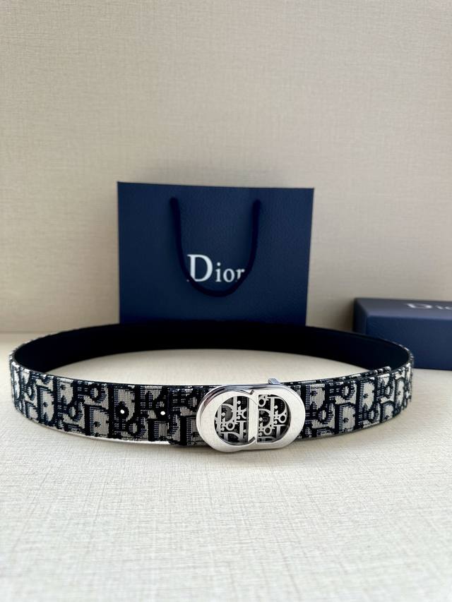Dior 这款金属覆层黄铜腰带扣是春秋系列新品,展示 Cd Icon 标志和 Oblique Cosmo 图案,致敬 Dior 的经典图案。可与各式 35 毫米 Dior 这款金属覆层黄铜腰带扣是春秋系列新品,展示 Cd Icon 标志和 Oblique Cosmo 图案,致敬 Dior 的经典图案。可与各式 35 毫米