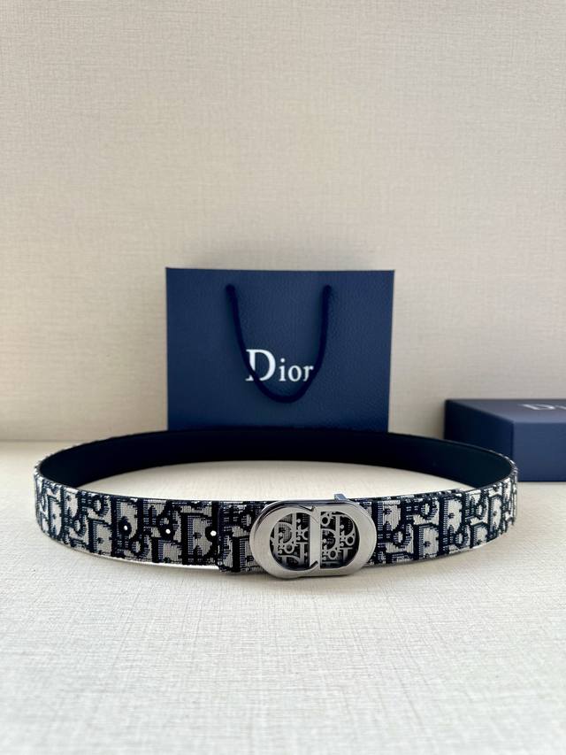 Dior 这款金属覆层黄铜腰带扣是春秋系列新品,展示 Cd Icon 标志和 Oblique Cosmo 图案,致敬 Dior 的经典图案。可与各式 35 毫米 Dior 这款金属覆层黄铜腰带扣是春秋系列新品,展示 Cd Icon 标志和 Oblique Cosmo 图案,致敬 Dior 的经典图案。可与各式 35 毫米