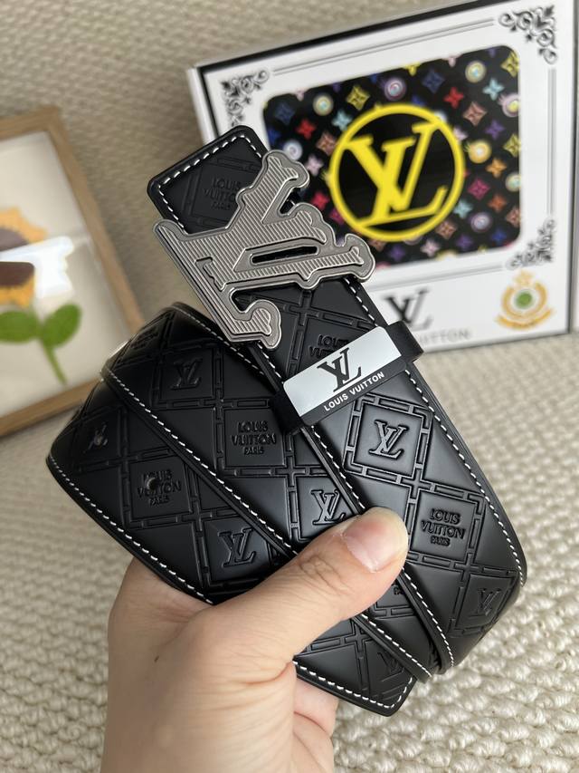 品名：Lv..路易..威登原单 材质：原单牛皮腰带 百分百头层牛皮腰带保证真皮钢扣，专柜原单品质、做工精细，时尚大牌，送人自用首选包装： 请认准如图专柜包装赠送