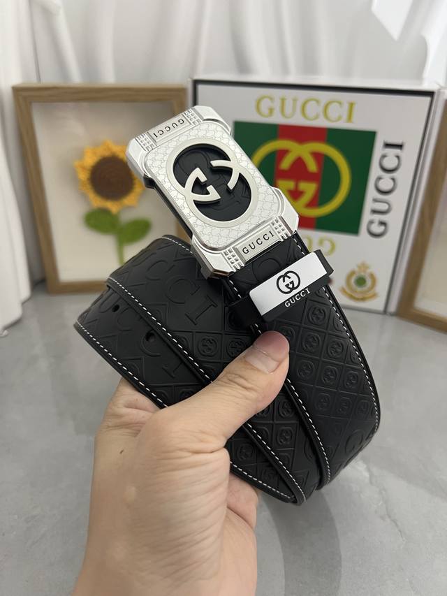 品名：古奇.Gu...Ci 原单 材质：原单牛皮腰带 专柜原单品质、做工精细，时尚大牌，送人自用首选包装： 请认准如图专柜包装赠送打孔器手提袋专柜礼盒宽度3.8