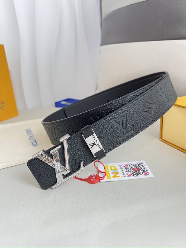 品名： Lv..路易..威登腰带皮带原单 型号：挂扣，经典纯钢材质镶钻字母挂扣，头层牛皮，图片实物拍摄材料：头层牛皮，挂扣系列，纯钢材质扣头，钯镀电镀工艺永不掉