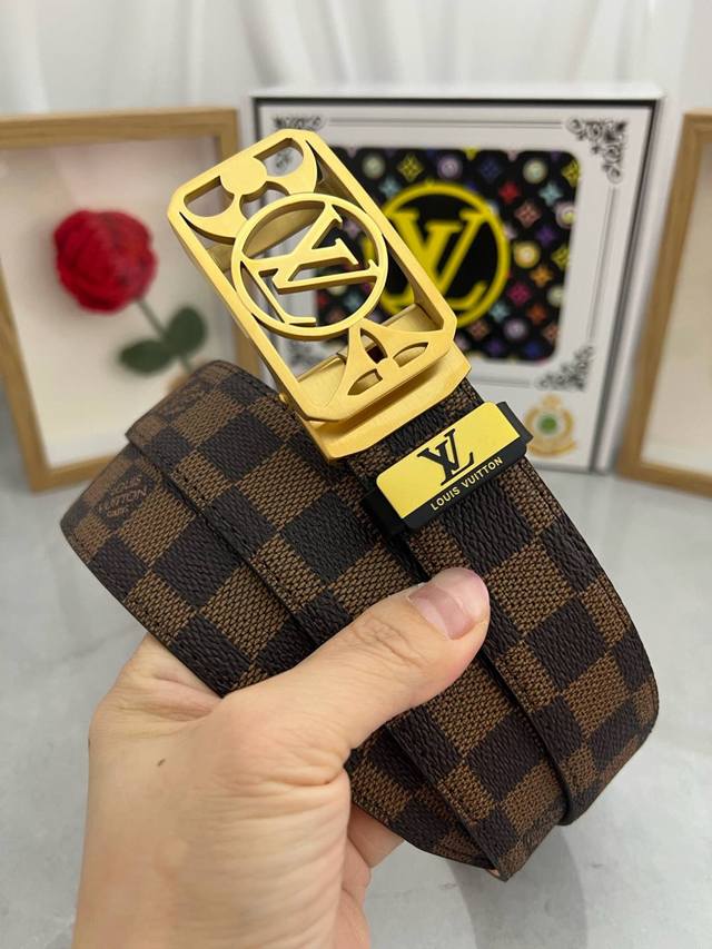 品名：Lv..路易..威登自动带 材质：原单牛皮腰带 百分百头层牛皮腰带保证真皮，24K纯钢扣，专柜原单品质、做工精细，时尚大牌，送人自用首选包装： 请认准如图