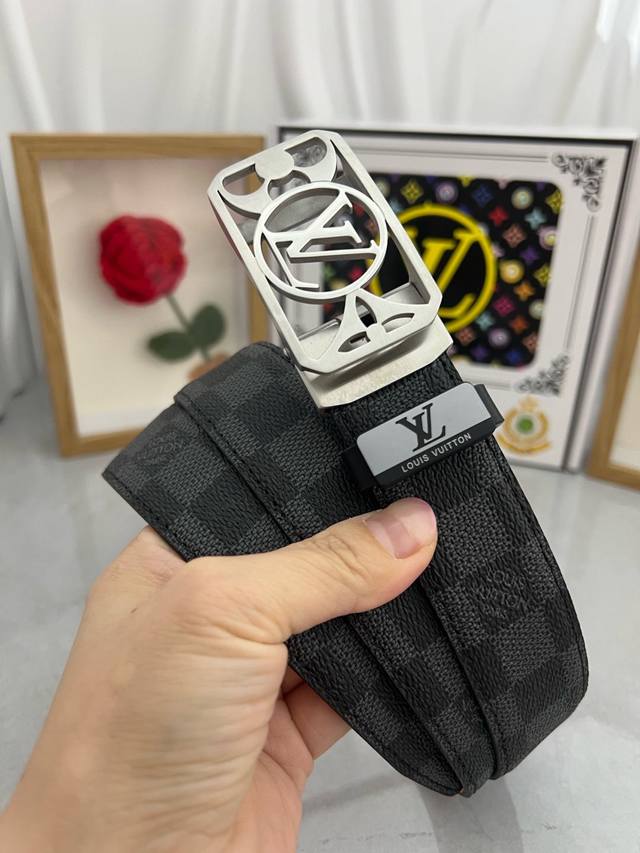 品名：Lv..路易..威登自动带 材质：原单牛皮腰带 百分百头层牛皮腰带保证真皮，24K纯钢扣，专柜原单品质、做工精细，时尚大牌，送人自用首选包装： 请认准如图