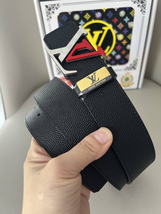 品名：Lv..路易..威登原单 材质：原单牛皮腰带 百分百头层牛皮腰带保证真皮钢扣，专柜原单品质、做工精细，时尚大牌，送人自用首选包装： 请认准如图专柜包装赠送
