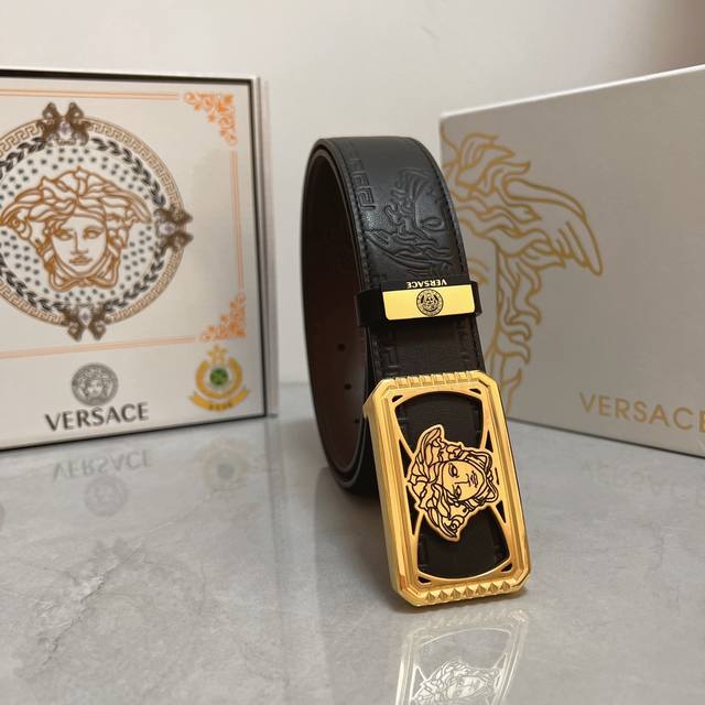 品名：Versace.范思哲 材质：原单牛皮腰带 百分百头层牛皮腰带保证真皮，24K纯钢扣，专柜原单品质、做工精细，时尚大牌，送人自用首选包装： 请认准如图专柜