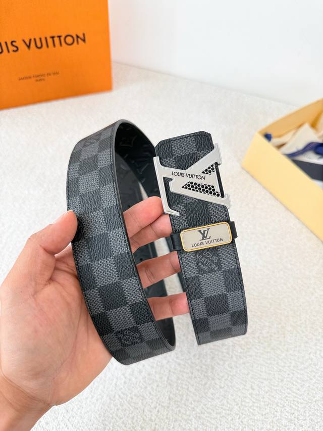 Product Name: Louis Vuitton Belt Leather Bag - Original Model: Hook and Buckle,