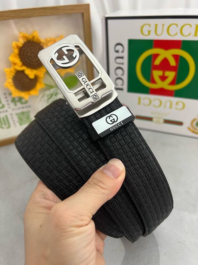 品名：古奇.Gu...Ci 自动带 材质：原单牛皮腰带 专柜原单品质、做工精细，时尚大牌，送人自用首选包装： 请认准如图专柜包装赠送打孔器手提袋专柜礼盒宽度3.