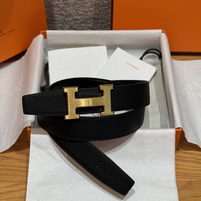 拉丝h皮带扣&双面皮腰带腰带独具原创个性且精致不凡，双面可用金属扣的分层构造富有趣致的3D立体效果，打造奢华却又不失现代感的外观，超级百搭，商务休闲随意搭配，宽