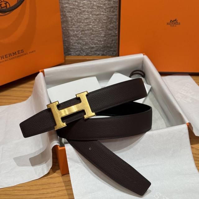 拉丝h皮带扣&双面皮腰带腰带独具原创个性且精致不凡，双面可用金属扣的分层构造富有趣致的3D立体效果，打造奢华却又不失现代感的外观，超级百搭，商务休闲随意搭配，宽