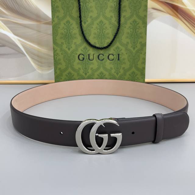 Gucci 4.0 Cm经典双g标识，是刻在骨子里的高级感不同材质与配色，适配每一种风格与场合从利落牛皮到复古帆布，从亮金到冷银每一条都是质感与格调的完美融合是