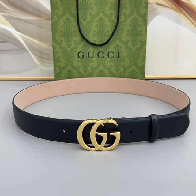 Gucci 4.0 Cm经典双g标识，是刻在骨子里的高级感不同材质与配色，适配每一种风格与场合从利落牛皮到复古帆布，从亮金到冷银每一条都是质感与格调的完美融合是