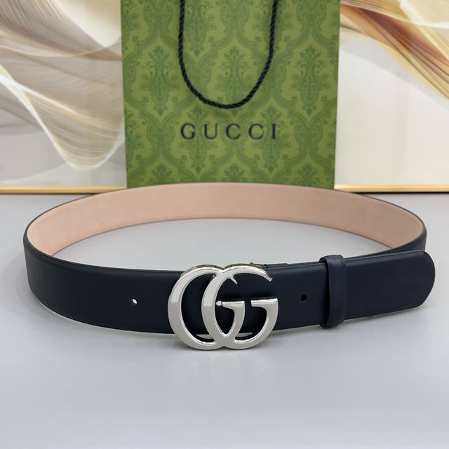 Gucci 4.0 Cm经典双g标识，是刻在骨子里的高级感不同材质与配色，适配每一种风格与场合从利落牛皮到复古帆布，从亮金到冷银每一条都是质感与格调的完美融合是