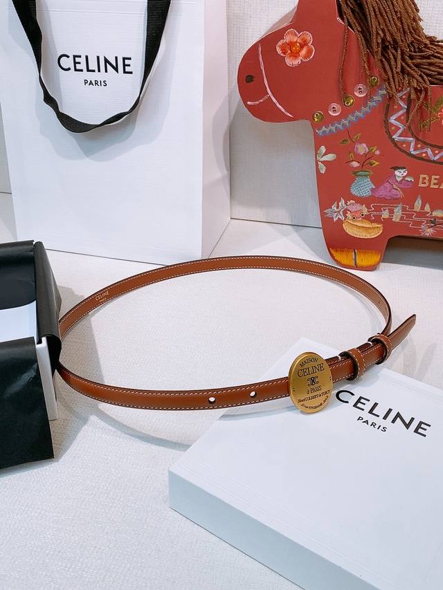 Celine 凯旋门椭圆搭扣 双面进口小牛皮腰带 1.3Cm 黄金宽度，恰到好处的腰身。经典金属圆扣，甄选细腻皮质。不挑风格，只衬气质。一件，点亮全身。