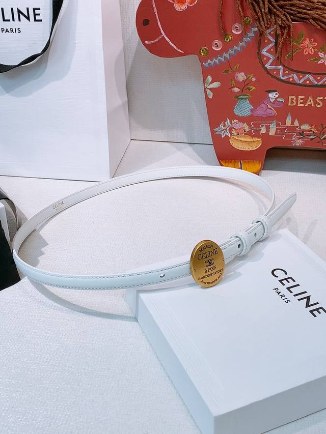 Celine 凯旋门椭圆搭扣 双面进口小牛皮腰带 1.3Cm 黄金宽度，恰到好处的腰身。经典金属圆扣，甄选细腻皮质。不挑风格，只衬气质。一件，点亮全身。
