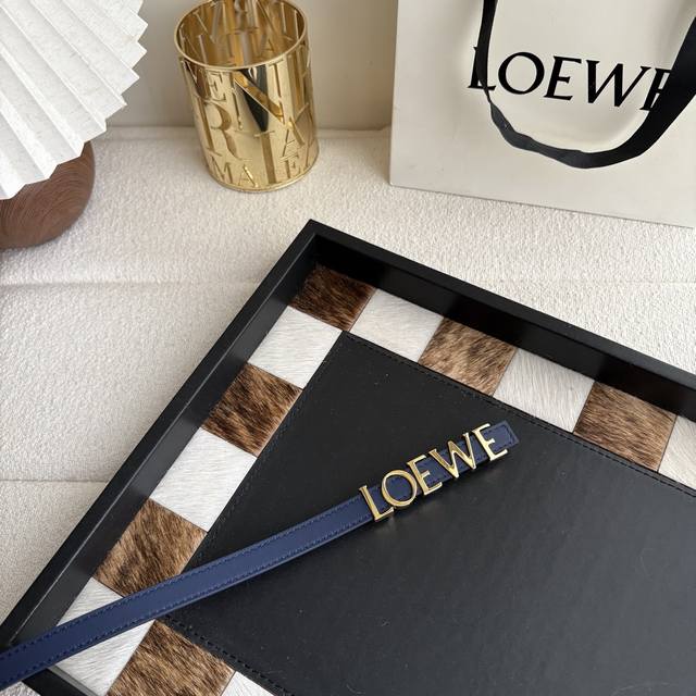 罗意威新款光滑牛皮革腰带,饰以金属loewe标志,宽1.5Cm,五孔调节。颜色:宝蓝色 罗意威新款光滑牛皮革腰带,饰以金属loewe标志,宽1.5Cm,五孔调节。颜色:宝蓝色