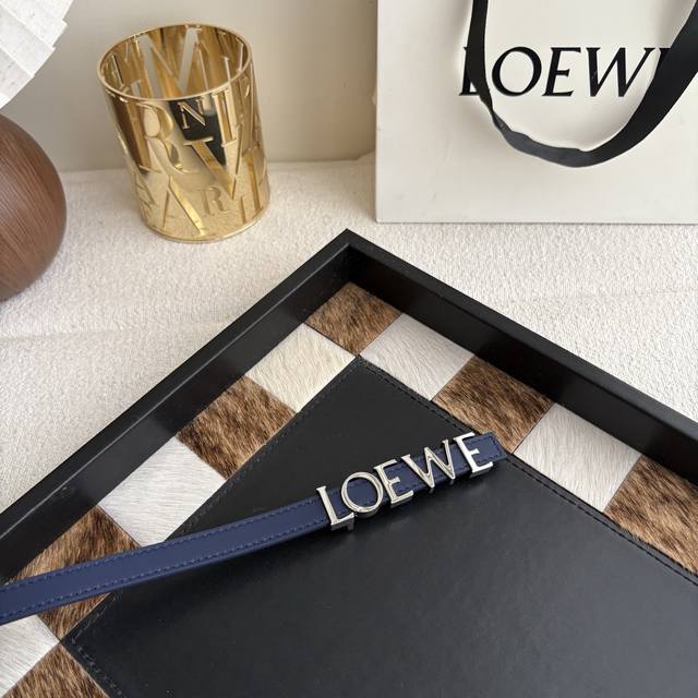 罗意威新款光滑牛皮革腰带,饰以金属loewe标志,宽1.5Cm,五孔调节。颜色:宝蓝色 罗意威新款光滑牛皮革腰带,饰以金属loewe标志,宽1.5Cm,五孔调节。颜色:宝蓝色