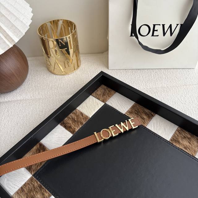 罗意威新款光滑牛皮革腰带,饰以金属loewe标志,宽1.5Cm,五孔调节。颜色:土黄色 罗意威新款光滑牛皮革腰带,饰以金属loewe标志,宽1.5Cm,五孔调节。颜色:土黄色