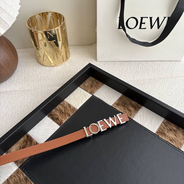 罗意威新款光滑牛皮革腰带,饰以金属loewe标志,宽1.5Cm,五孔调节。颜色:土黄色 罗意威新款光滑牛皮革腰带,饰以金属loewe标志,宽1.5Cm,五孔调节。颜色:土黄色
