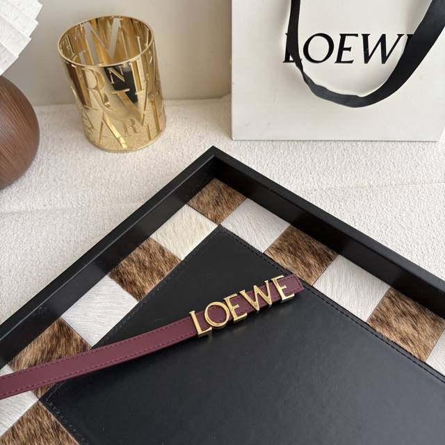 罗意威新款光滑牛皮革腰带,饰以金属loewe标志,宽1.5Cm,五孔调节。颜色:酒红色 罗意威新款光滑牛皮革腰带,饰以金属loewe标志,宽1.5Cm,五孔调节。颜色:酒红色