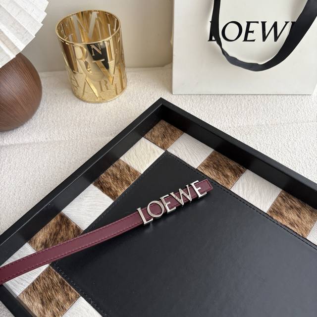 罗意威新款光滑牛皮革腰带,饰以金属loewe标志,宽1.5Cm,五孔调节。颜色:酒红色 罗意威新款光滑牛皮革腰带,饰以金属loewe标志,宽1.5Cm,五孔调节。颜色:酒红色