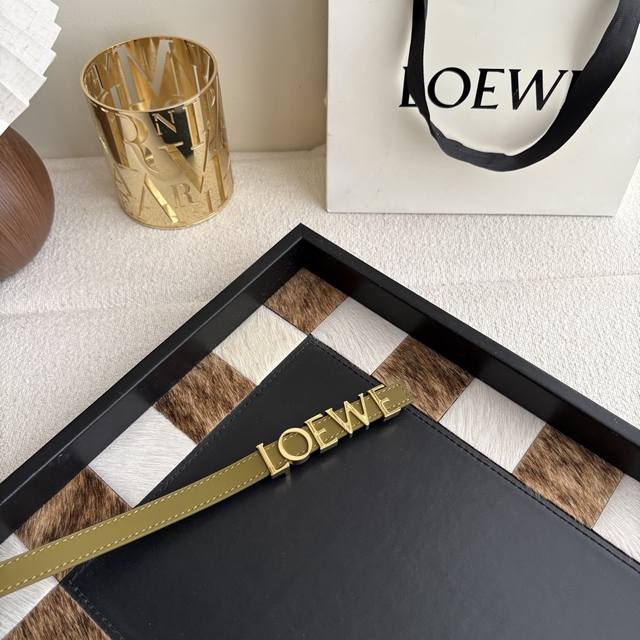 罗意威新款光滑牛皮革腰带,饰以金属loewe标志,宽1.5Cm,五孔调节。颜色:橄榄色 罗意威新款光滑牛皮革腰带,饰以金属loewe标志,宽1.5Cm,五孔调节。颜色:橄榄色