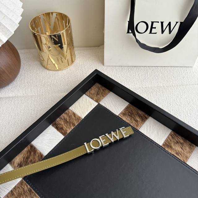 罗意威新款光滑牛皮革腰带,饰以金属loewe标志,宽1.5Cm,五孔调节。颜色:橄榄色 罗意威新款光滑牛皮革腰带,饰以金属loewe标志,宽1.5Cm,五孔调节。颜色:橄榄色
