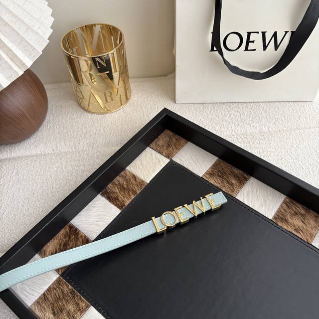 罗意威新款光滑牛皮革腰带,饰以金属loewe标志,宽1.5Cm,五孔调节。颜色:冰川蓝 罗意威新款光滑牛皮革腰带,饰以金属loewe标志,宽1.5Cm,五孔调节。颜色:冰川蓝