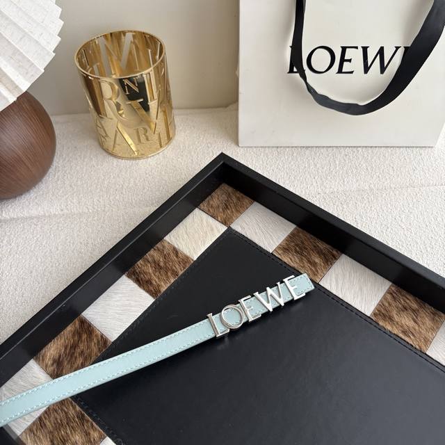 罗意威新款光滑牛皮革腰带,饰以金属loewe标志,宽1.5Cm,五孔调节。颜色:冰川蓝 罗意威新款光滑牛皮革腰带,饰以金属loewe标志,宽1.5Cm,五孔调节。颜色:冰川蓝