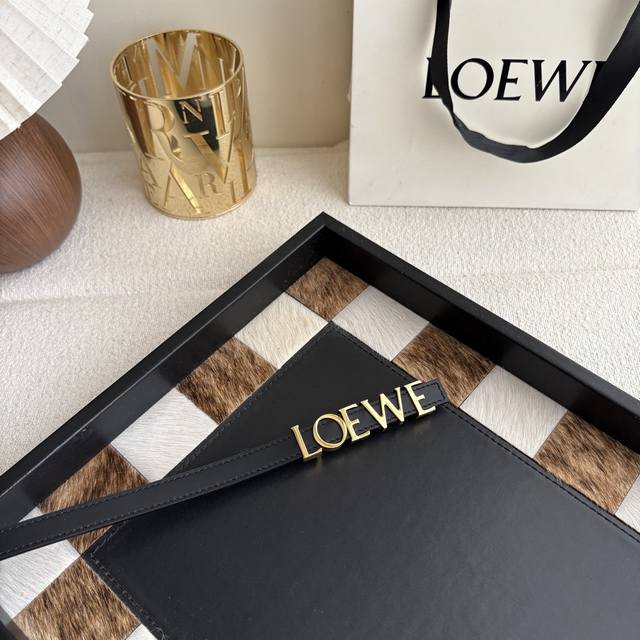 罗意威新款光滑牛皮革腰带,饰以金属loewe标志,宽1.5Cm,五孔调节。颜色:黑色 罗意威新款光滑牛皮革腰带,饰以金属loewe标志,宽1.5Cm,五孔调节。颜色:黑色