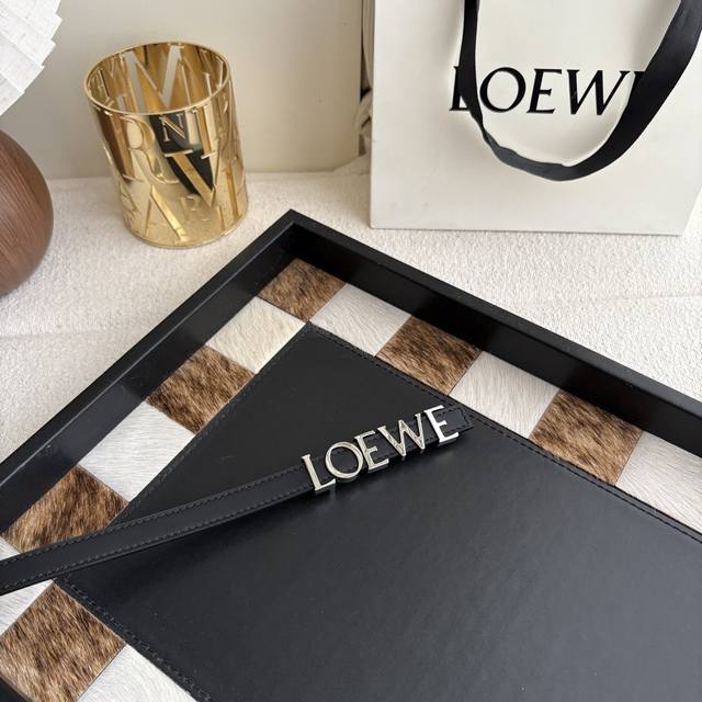 罗意威新款光滑牛皮革腰带,饰以金属loewe标志,宽1.5Cm,五孔调节。颜色:黑色heis 罗意威新款光滑牛皮革腰带,饰以金属loewe标志,宽1.5Cm,五孔调节。颜色:黑色heis
