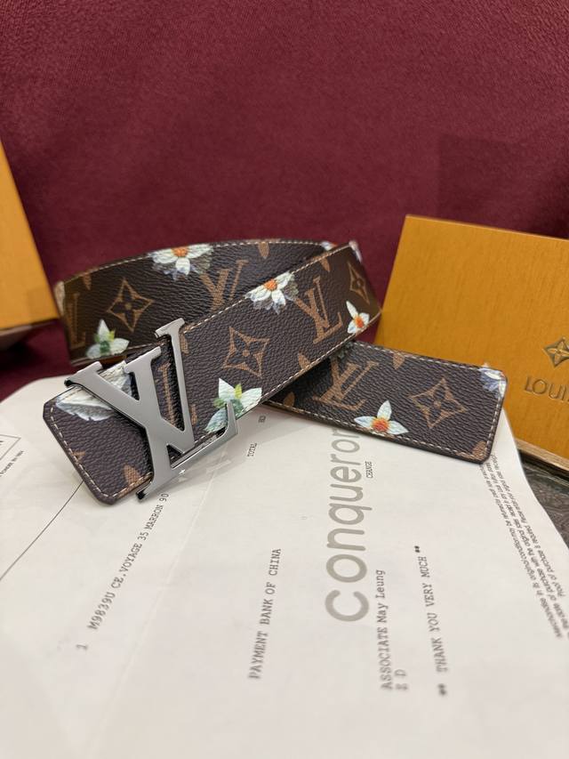 Lv Initiales Monogram Flower 双面腰带以 Monogram 印花和撞色花卉焕新帆布一面，翻转即现雅致皮革素面。绚烂繁花新释品牌经典元