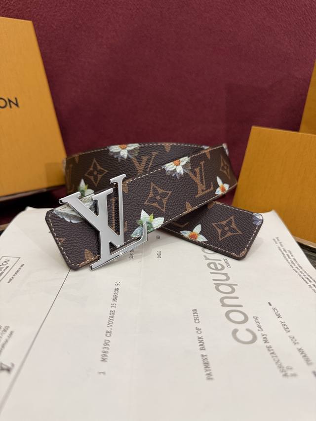 Lv Initiales Monogram Flower 双面腰带以 Monogram 印花和撞色花卉焕新帆布一面，翻转即现雅致皮革素面。绚烂繁花新释品牌经典元