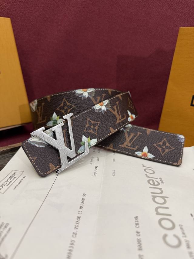 Lv Initiales Monogram Flower 双面腰带以 Monogram 印花和撞色花卉焕新帆布一面，翻转即现雅致皮革素面。绚烂繁花新释品牌经典元