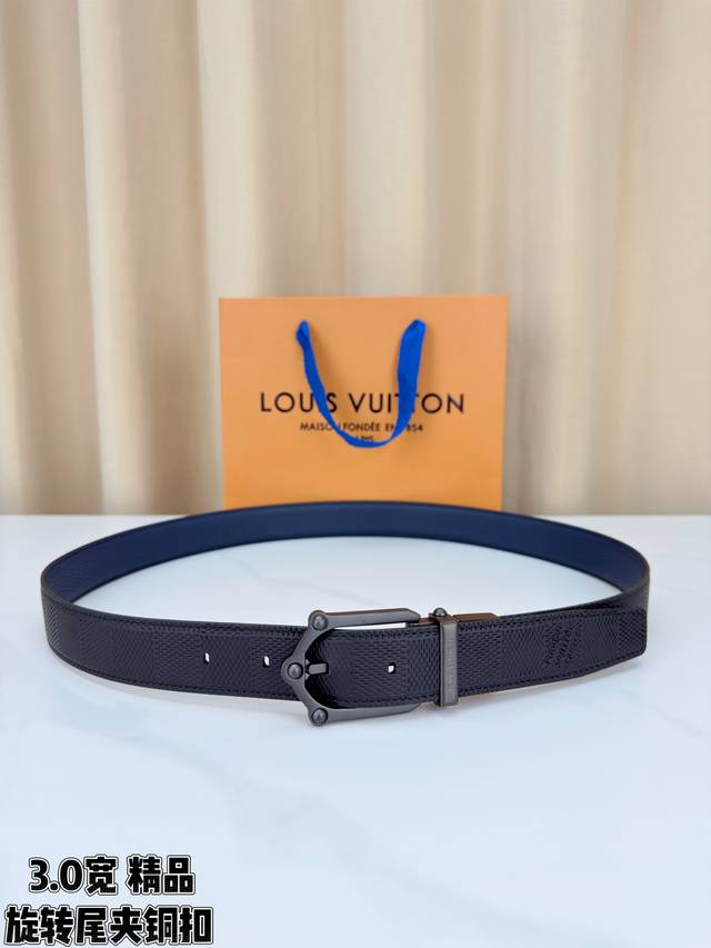 3.0 wide Frog reversible belt combines modern elements with elegant details, ach
